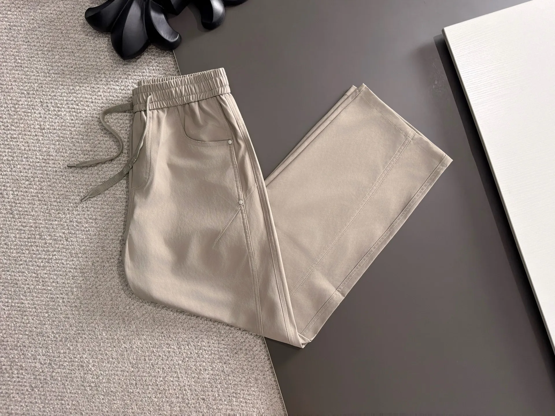 Next day shipment LP high quality Loro Piana 26ss autumn and winter new high-quality trousers Compare real-life details at will A perfect choice for autumn and winter. A must-have item. Sizes: M to 3XL (please state your height and weight when placing an order)
